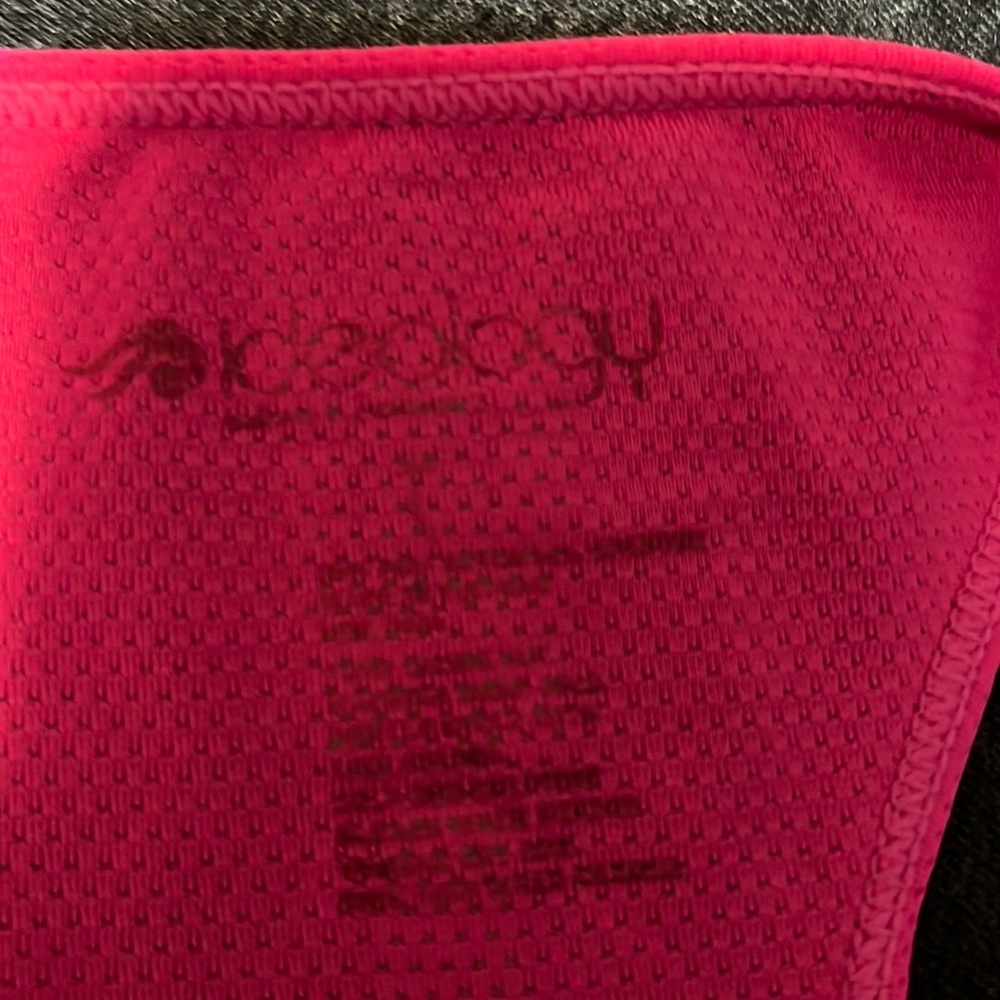 3 gym shirts.. pink X-Large …orange xl… green X-Large and has never been worn